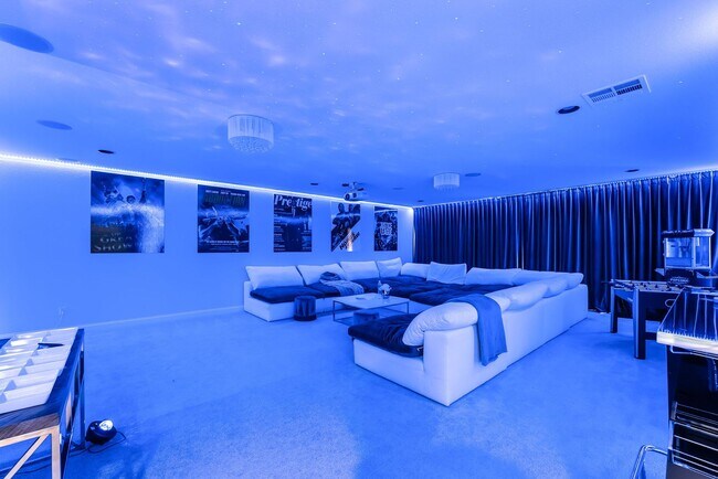 Building Photo - Luxury Living in Guard-Gated Royal Highlands!