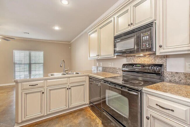 Building Photo - 120 Deraney Ln