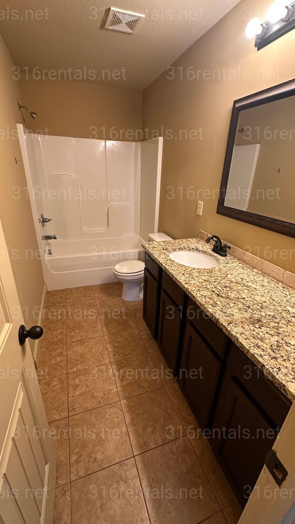 Building Photo - $1,850 - 4 bedroom / 3 bathrooms - Beautiful and Large Home!