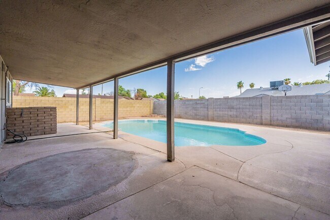 Building Photo - 4501 W Cinnabar Ave