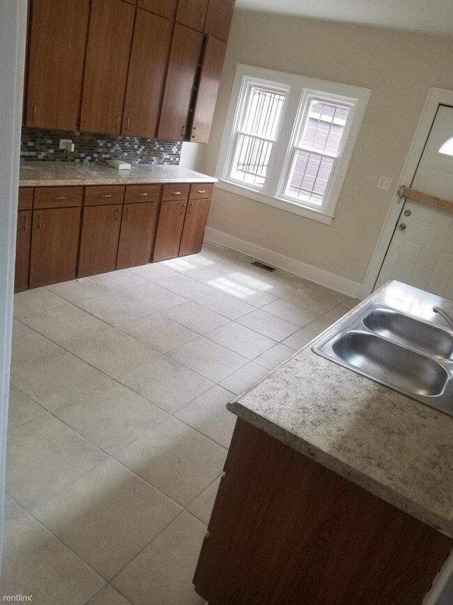 Building Photo - 3 br, 1.5 bath House - Russell Woods