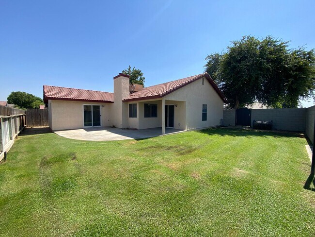 Building Photo - Newley Remodeled 3 BD 2 BA house on corner...