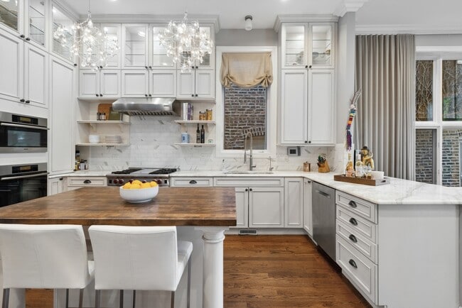 Building Photo - 1925 N Bissell St