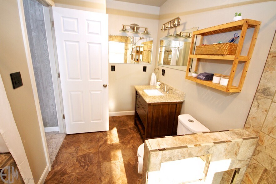 Full Bathroom - 5540 Four Winds Dr