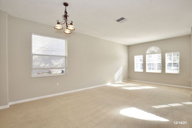 Building Photo - Beautiful 4/2 Home with a Spacious 2 Car G...