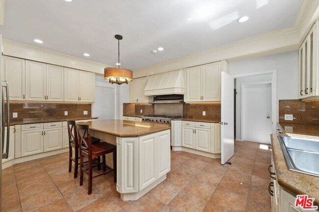 Building Photo - 517 Elm Dr