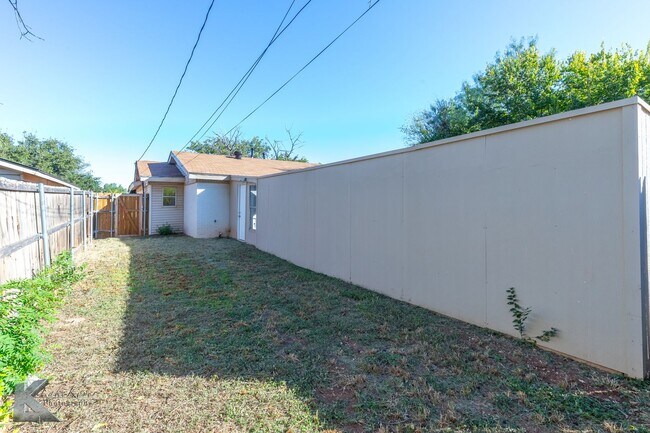 Building Photo - 3 bed, 1.5 bath, XL living room, XL garage...