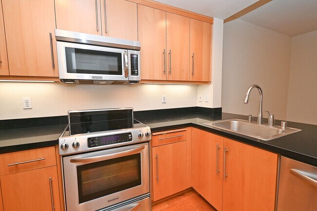 Building Photo - COMING SOON $2,650- CUTEST CONDO IN DOWNTO...