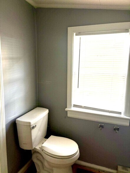 Building Photo - 201 W 5th St