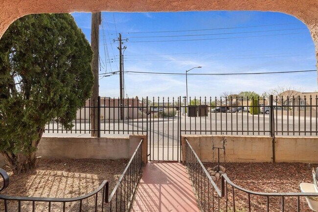 Building Photo - Updated North Downtown 2/bd 1/ba