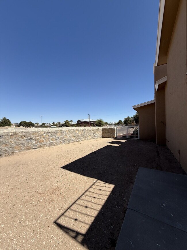 Building Photo - 12000 Ivory Gate Way