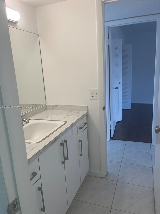 Building Photo - 10790 N Kendall Dr