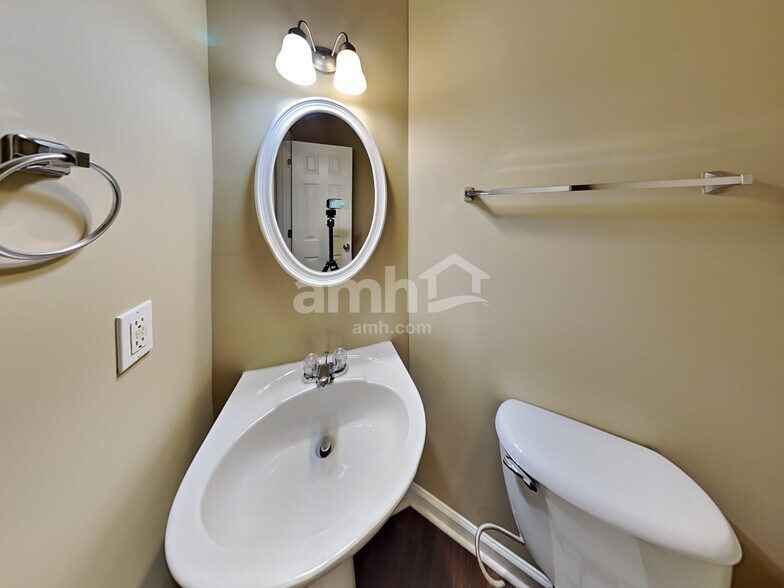Building Photo - 3695 Moor Pointe Dr