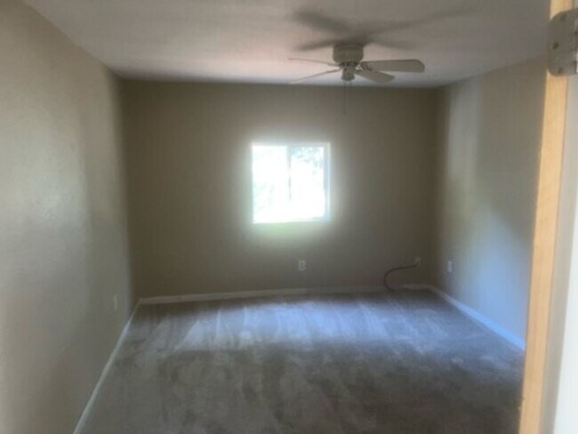 Building Photo - 2 Bedroom Home For Rent