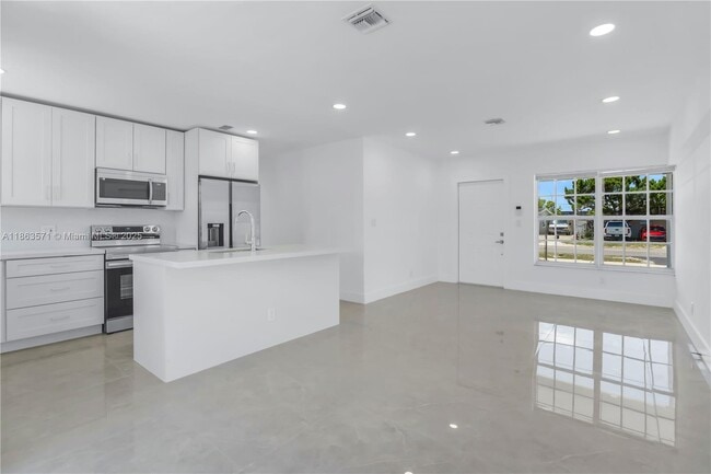 Building Photo - 1773 Lauderdale Manor Dr