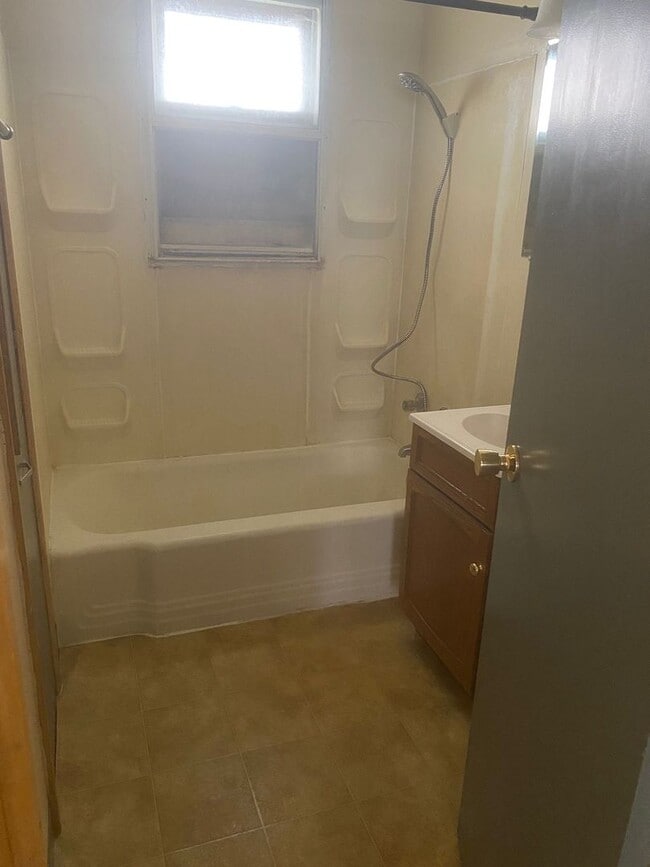 Building Photo - 730 E 12th St