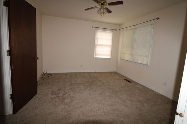 Building Photo - Conveniently Located Duplex