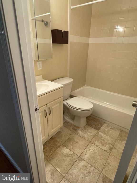 Building Photo - 1040 Warbler Pl