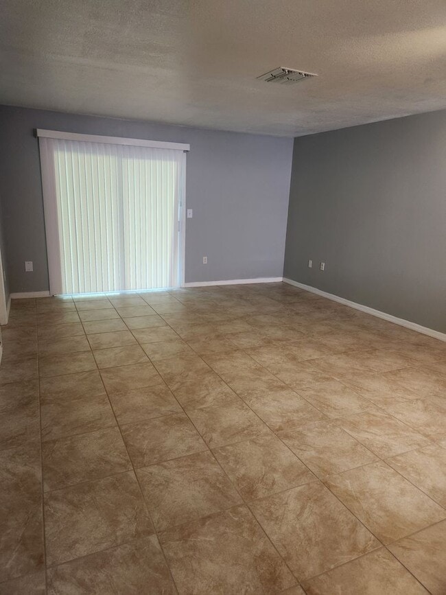 Building Photo - 2 Bedroom/2 Bath with rear lanai/porch are...