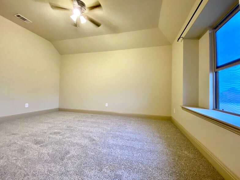 Building Photo - 2752 Waters Edge Dr