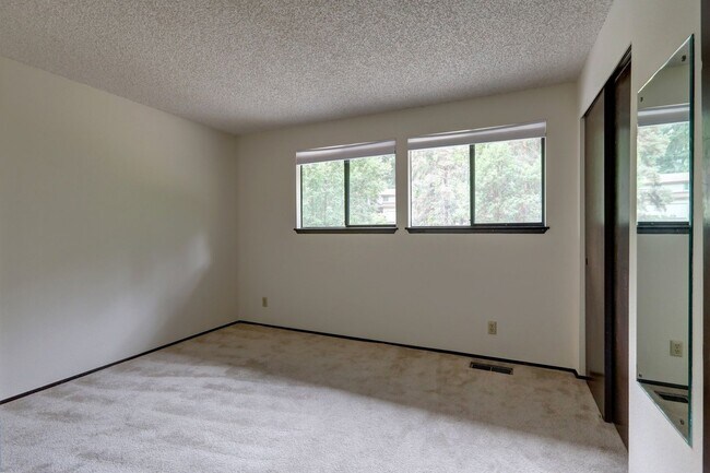 Building Photo - 2020 180th Ct NE