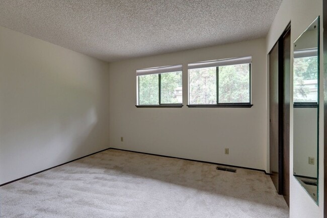Building Photo - Spacious 4BR 2.75BA Tri-level home in quie...