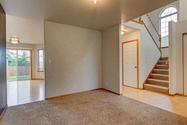 Building Photo - Stunning 4 Bedroom, 2.5 Bathroom Home With...