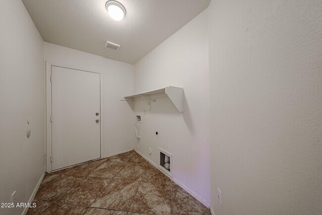 Building Photo - 5919 W Trumbull Rd