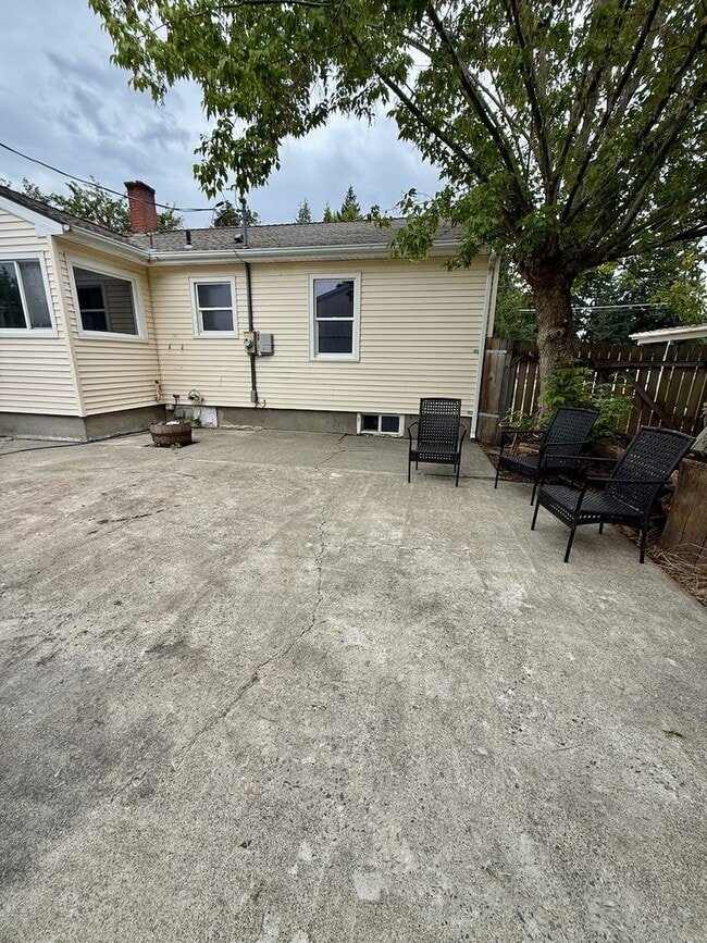 Building Photo - Ideally Located 3 Bed 1.5 Bath Spokane Hom...