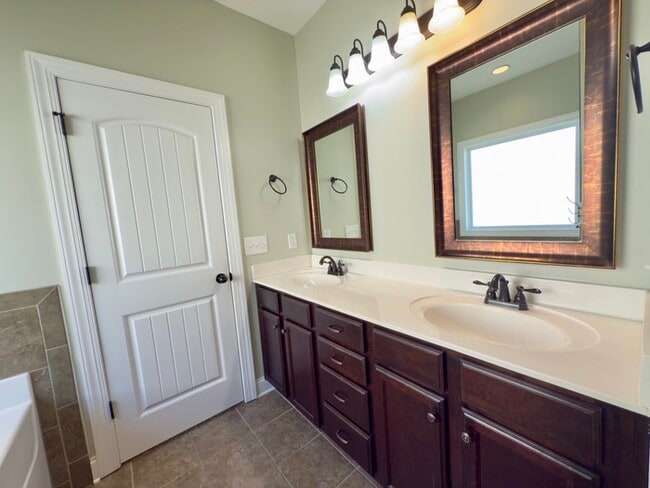 Building Photo - 532 Larkspur Dr