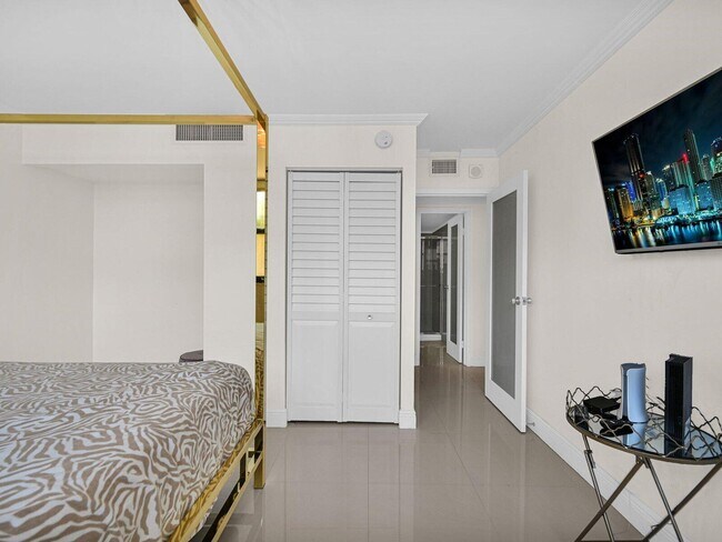 Building Photo - 2049 S Ocean Dr