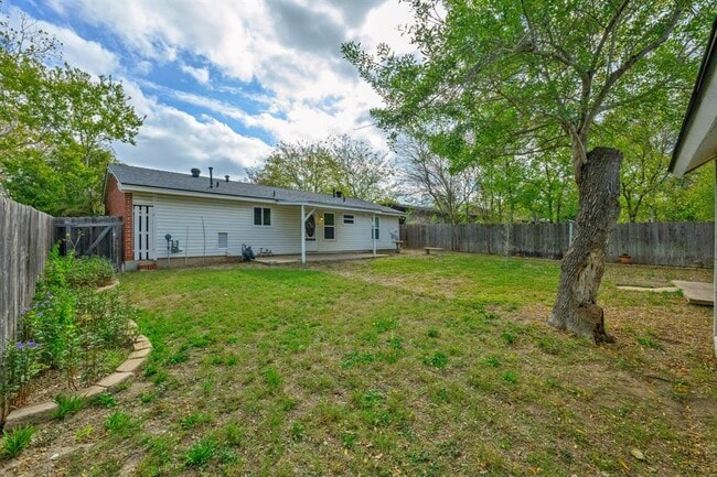 Building Photo - 5704 Cedardale Dr