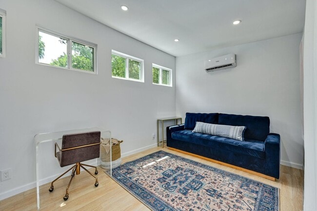 Building Photo - Unbelievable Brentwood Home + Separate Hom...