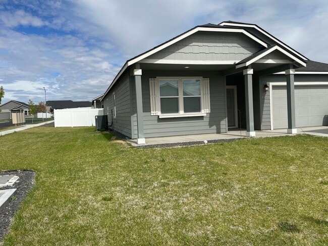 Building Photo - 3 Bedroom 2 Bath Rambler close to the Golf Course!