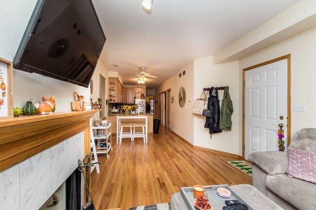 Building Photo - Condo Quality 3Bed/2bath in Wicker Park! In-Unit Laundry! Central Air! Blue Line!