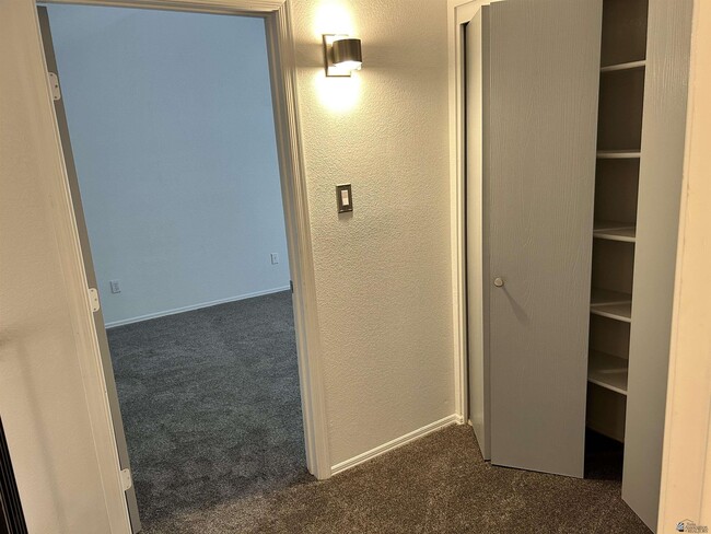 Building Photo - 10453 Av la Primera