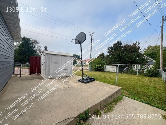 Building Photo - 1308 E 12th St