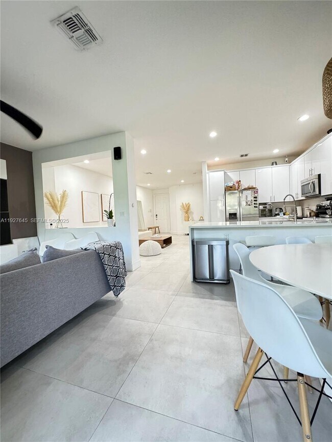 Building Photo - 13017 Riverwalk Cir S