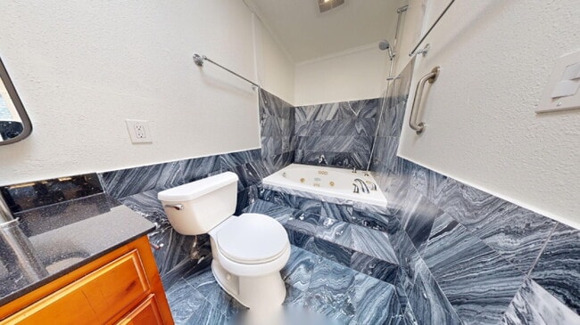 Building Photo - Spacious 3BD/3BA Home with Sunroom, Renova...
