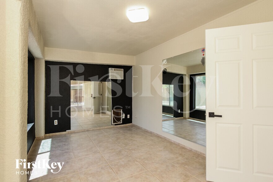 Building Photo - 12183 N New Dawn Ave