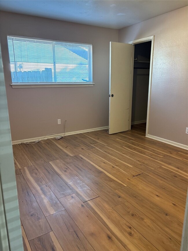 Building Photo - 2114 Yorktown Ct N