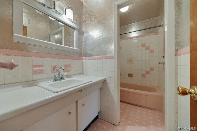 Building Photo - 5 Steinway Ct