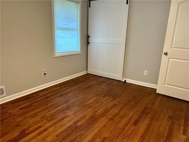 Building Photo - 667 Tara Cir SE