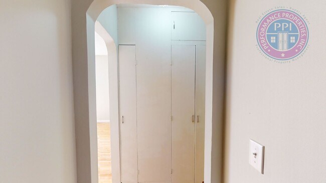 Building Photo - Great Locaton, Small Pet Negotiable w/ Pet Rent
