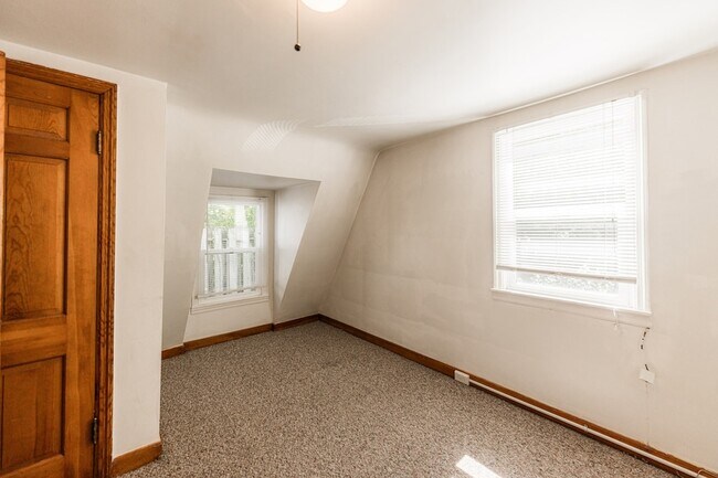Building Photo - 512 N 6th St