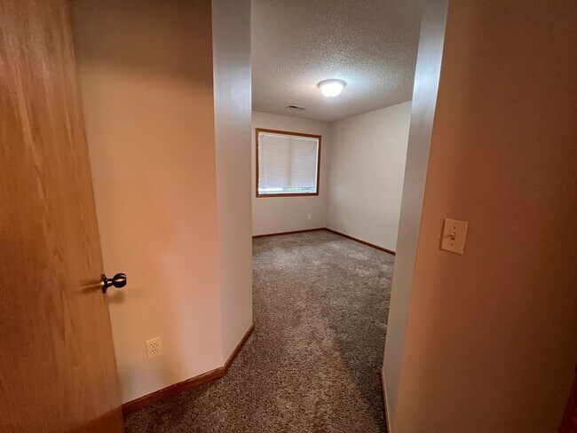 Building Photo - Great Single Level 2 Bedroom Townhome