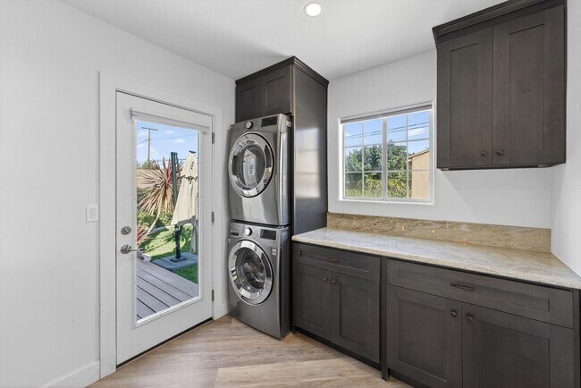 Building Photo - Beautifully Remodeled 3-Bedroom Home in Prime Lakewood Neighborhood