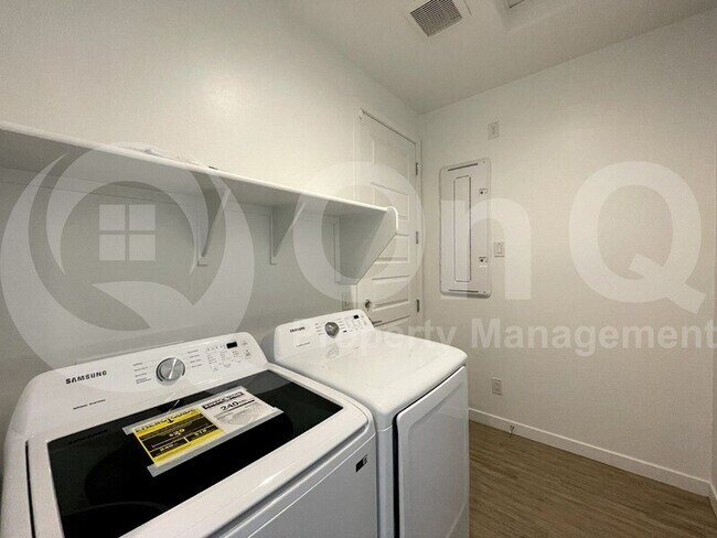 Building Photo - 5945 N 89th Dr