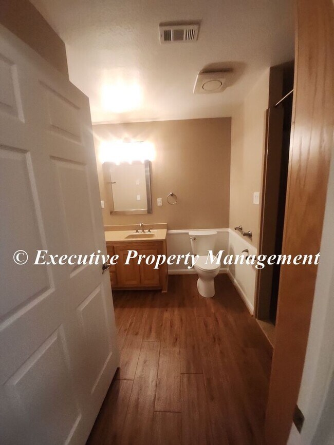 Building Photo - 1009 Robertson Ave