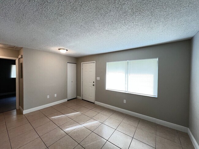 Building Photo - Beautifully Renovated 2 Bedroom, 1 Bathroom Home in Prime Ocala Location! Lawn Care Included!